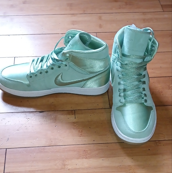 Genuine 100% Authentic Nike Hi top Satin Dunks!Mint green color Womens US sz 9 - Picture 5 of 6